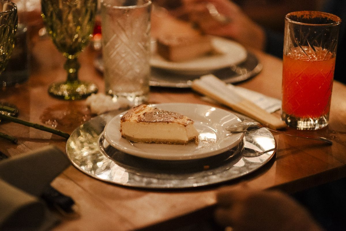 Rebanada de gazta tarta AUPA original servida en plato con bajoplato plateado en una boda