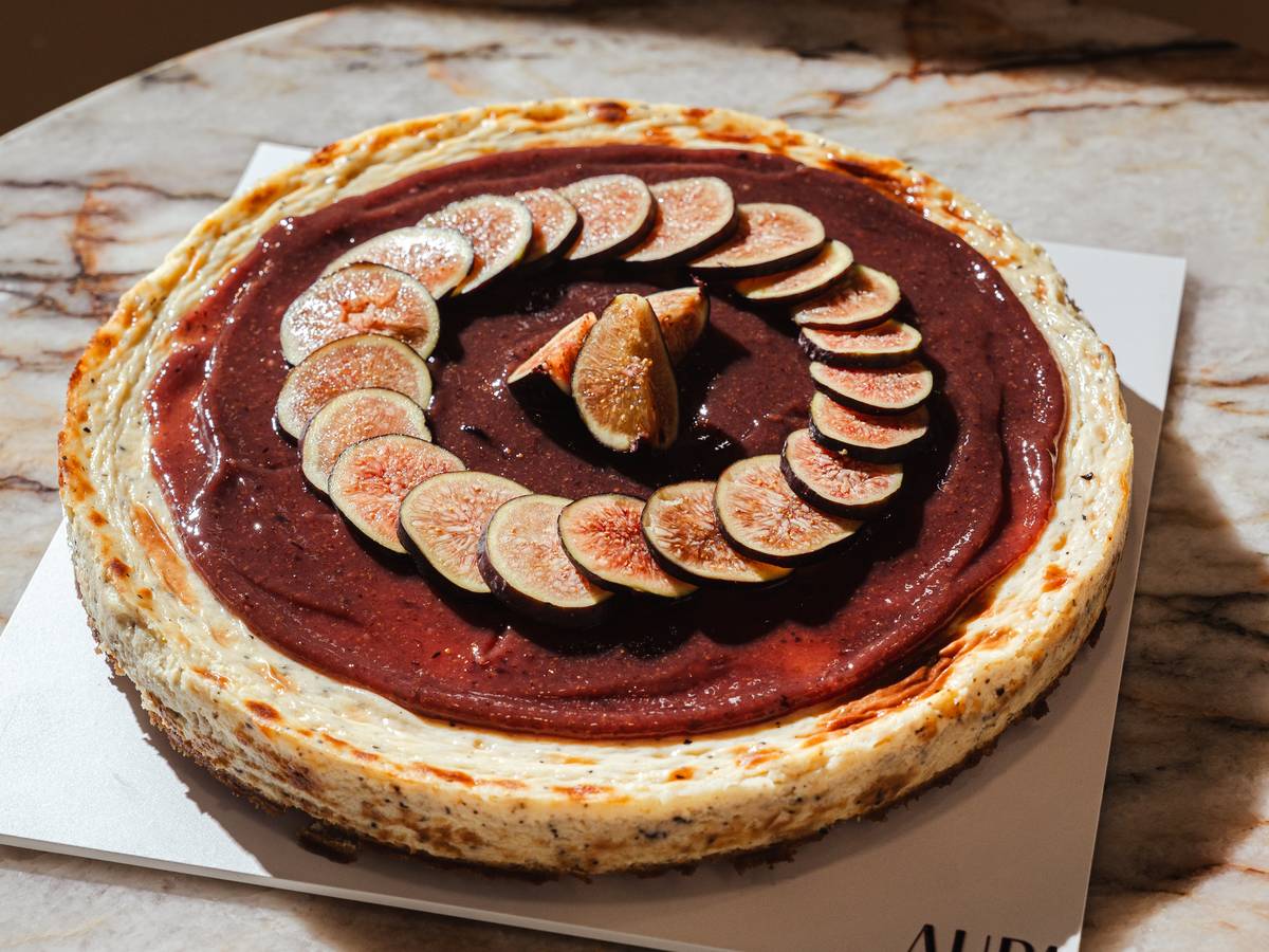 Tarta de temporada de AUPA con higos frescos en espiral sobre compota