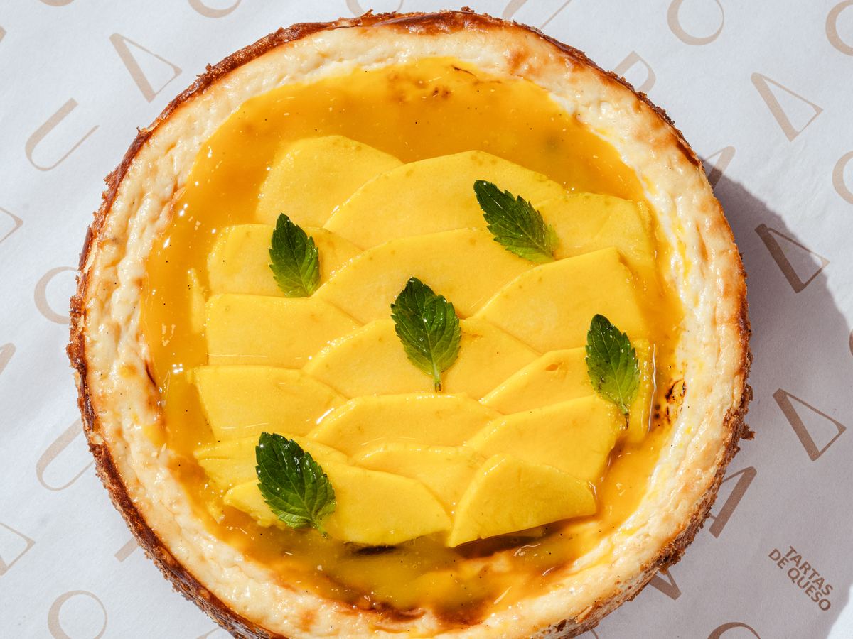 Tarta de mango de AUPA con mango en abanico y hierbabuena