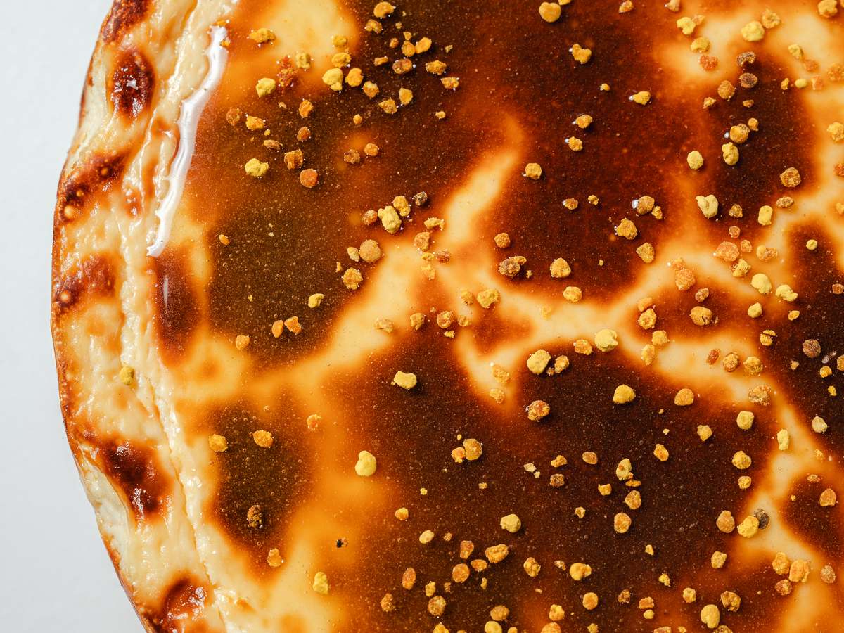 Tarta de temporada de AUPA endulzada con miel de abeja y con polen espolvoreado