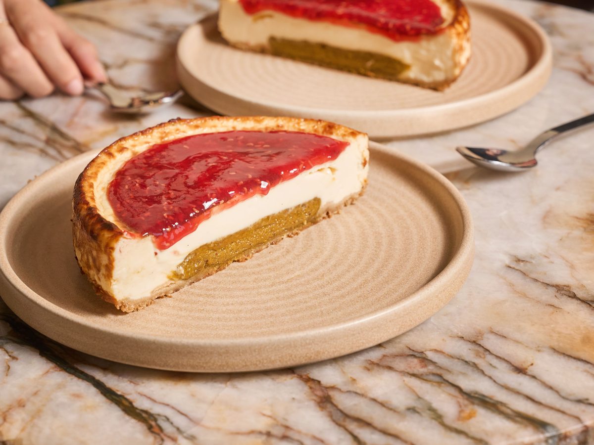 Tarta de temporada de AUPA de San Valentín, con praliné de pistache y cobertura de frambuesa