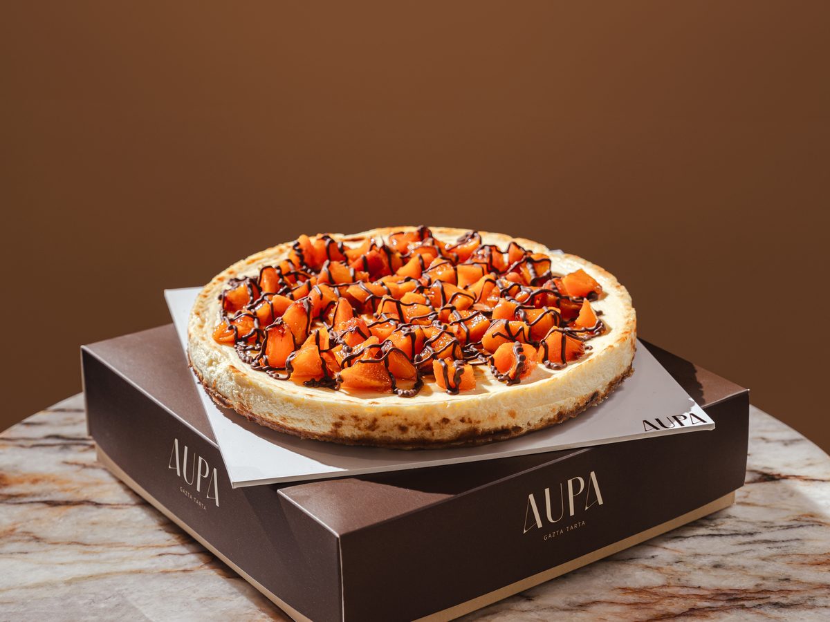 Tarta de temporada de AUPA con yogurt, duraznos en almíbar, granola y chocolate