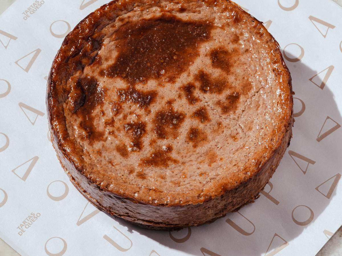 Tarta vasca de chocolate de Oaxaca de AUPA sobre papel de marca