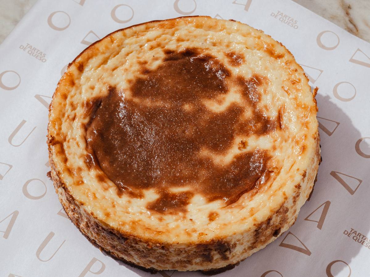 Tarta vasca original de AUPA con vaina de vainilla, sobre papel de marca