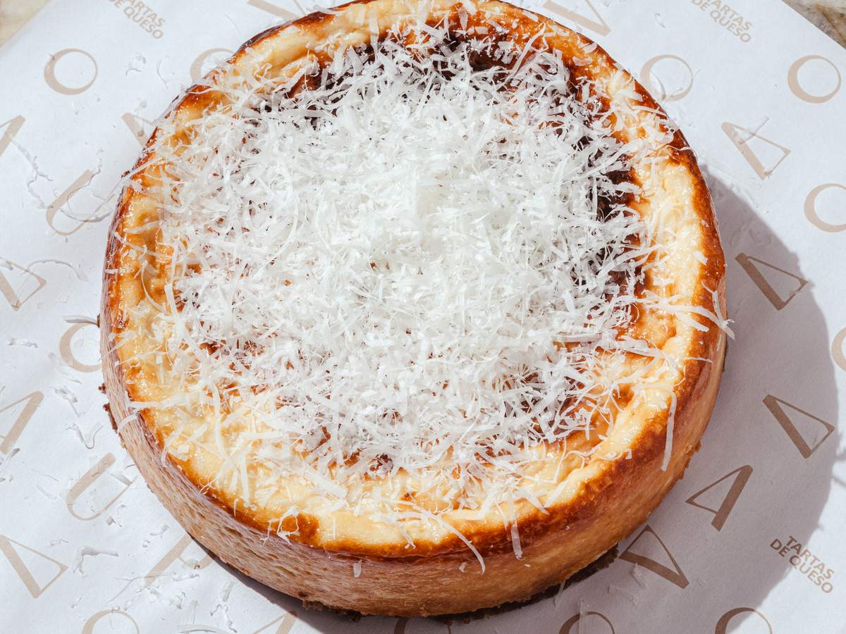 Tarta vasca de Parmigiano Reggiano de AUPA con queso rallado encima